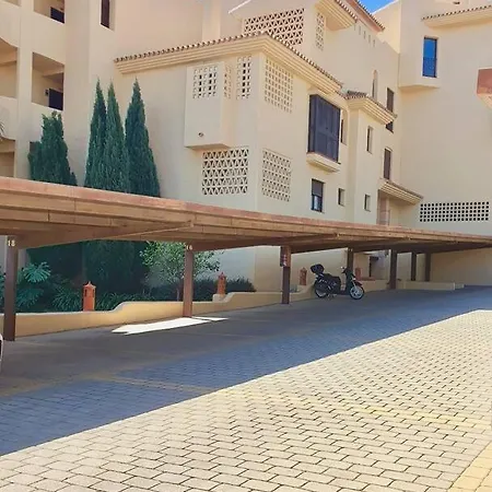 New Alquibla Gardens, Terrace & Pool アパート